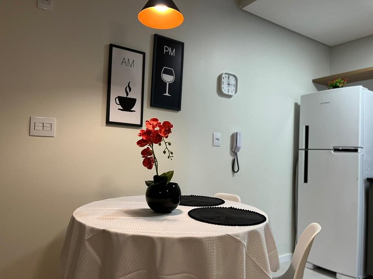 Studio sofisticado no Centro com vaga de garagem