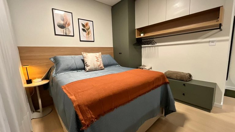 Studio sofisticado no Centro com vaga de garagem